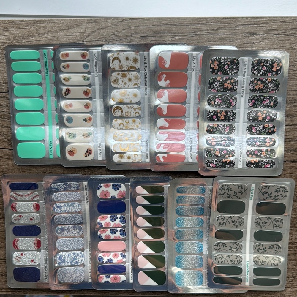 Lily and Fox set of 11 nail wraps